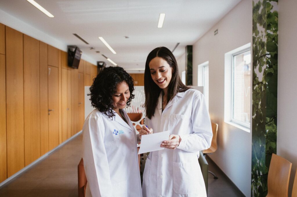 Doctoras Diana La Jara y Cristina Burgos. Su amplia formación y experiencias las convierte en una de las mejores cirujanos plásticos Asturias