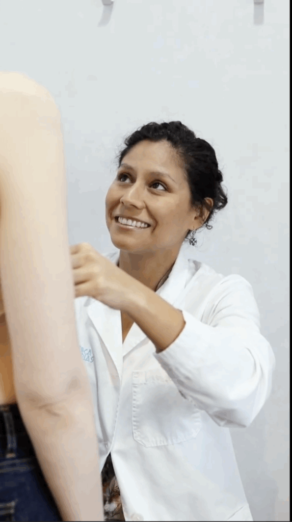 Imagen de la Doctora Diana La Jara tomando talla del pecho de una paciente