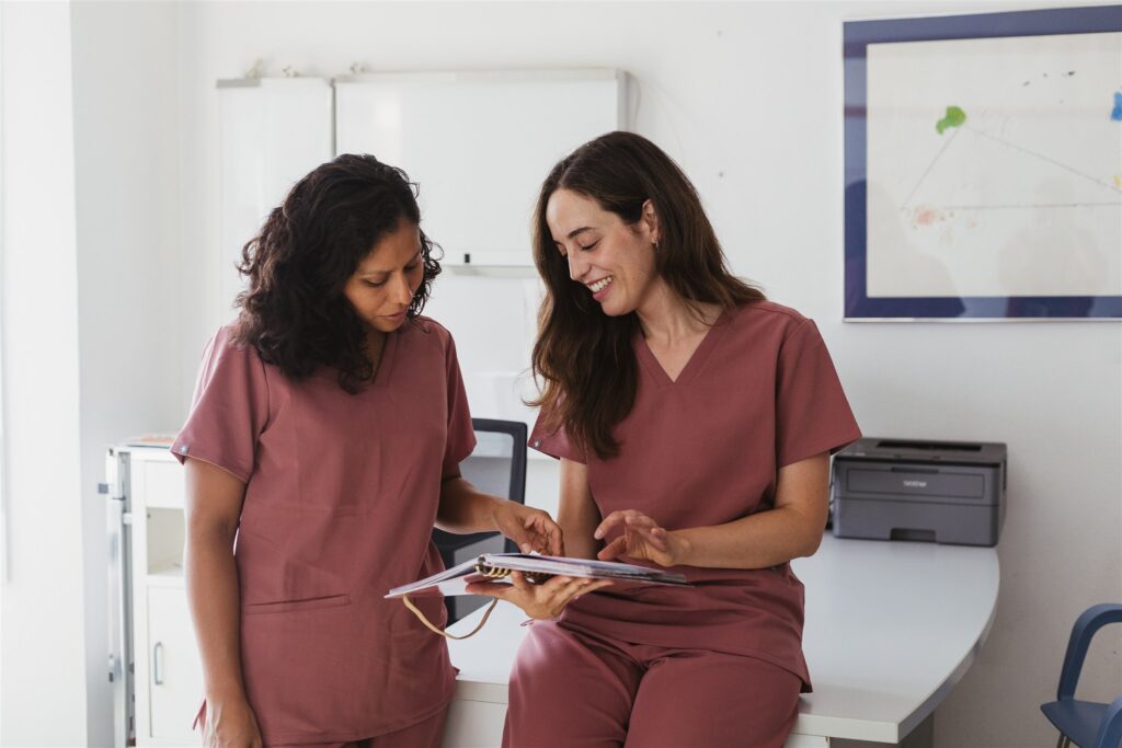 Doctoras Cristina Burgos y Diana La Jara antes de entrar a quirófano para hacer una intervención de cirugía plástica.
