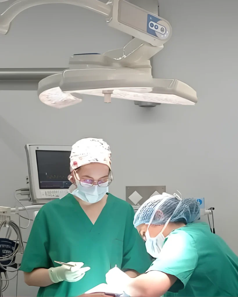 Dras Cristina Burgos y Diana la Jara operando en la clínica asturias 