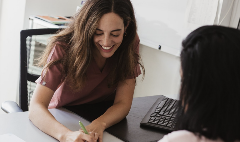 Cristina Burgos atendiendo a paciente